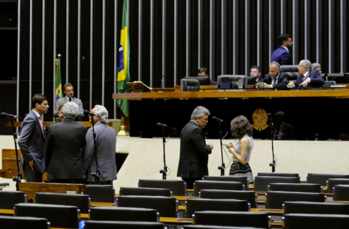 Deputados conversam em plenário, mas nada aprovam