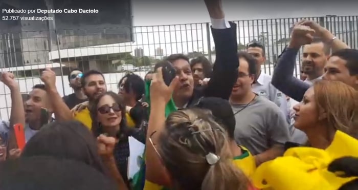 "Glória a Deus": deputado evangélico é recebido por apoiadores em frente ao TSE