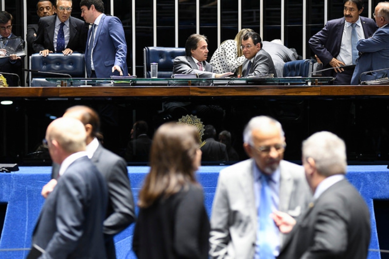 Eunício e Eduardo Braga conversam na Mesa Diretora diante de um plenário com poucos senadores[fotografo]Jefferson Rudy / Agência Senado[/fotografo]