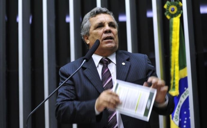 Alberto Fraga procura partidos dentro e fora da oposição para aprovar urgência de decreto legislativo que re-flexibiliza comércio de armas. Foto: Luis Macedo / Câmara dos Deputados