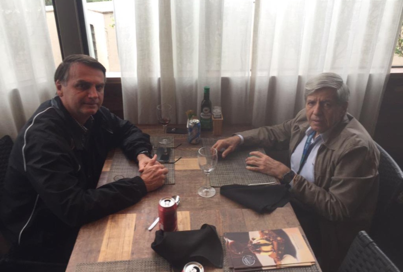 Bolsonaro e Augusto têm se encontrado há um bom tempo, como nesta foto de 14 de setembro de 2015, mas agora conversam com mais frequência[fotografo]Reprodução / Twitter[/fotografo]