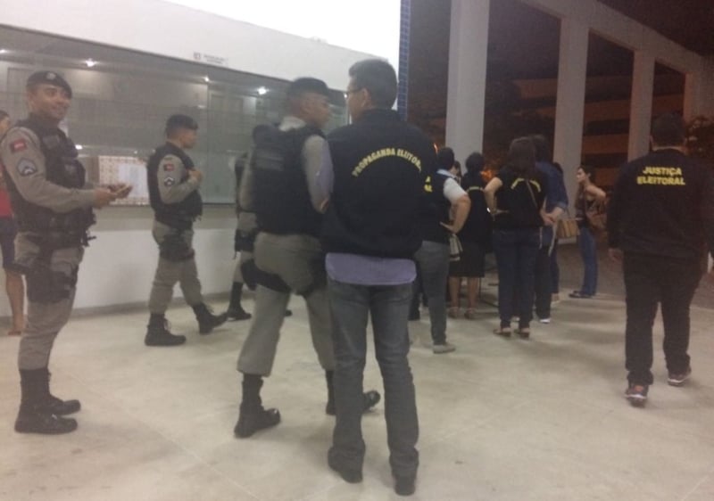 Policiais militares e agentes da Polícia Federal chegam à Universidade Federal da Paraíba na noite desta quinta-feira (25) com ordem judicial para impedir manifestações[fotografo]Reprodução[/fotografo]