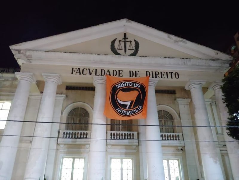 Faixa fixada no prédio da Universidade Federal Fluminense que a Justiça eleitoral mandou retirar, em 2018  - fotografo]Reprodução[/fotografo]