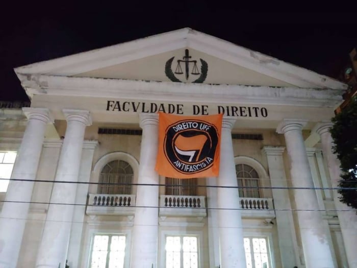 Uma bandeira foi pendurada por alunos da UFF. Agentes da fiscalização eleitoral do Rio de Janeiro tentaram tirá-la do local