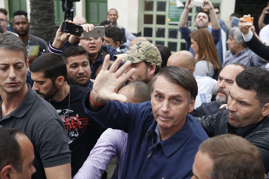 No primeiro turno, agentes da Polícia Federal e militares do Exército fizeram cordão humano para que Bolsonaro chegasse à seção eleitoral na Escola Municipal Rosa da Fonseca, na Vila Militar (RJ)[fotografo]Tânia Rêgo / Agência Brasil[/fotografo]