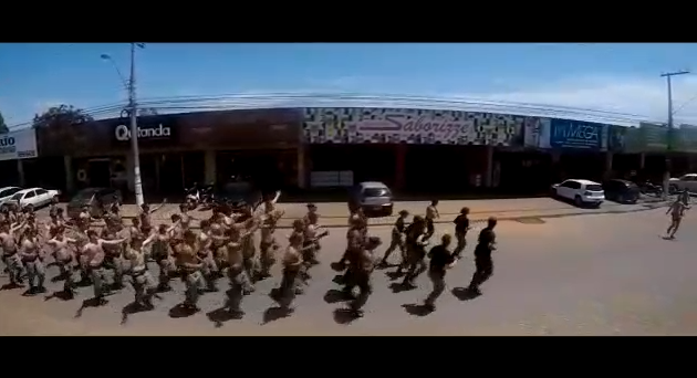 A manifestação dos PMs ocorrem uma rua vicinal à Avenida Alfredo Nasser, na cidade goiana de Luziânia