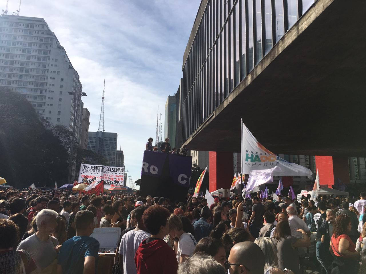 Com gritos de ordem, manifestantes pedem queda de Jair Bolsonaro (PSL): 