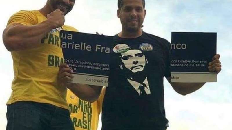 No Rio, apoiadores de Bolsonaro comemoram a destruição de uma placa de rua em homenagem à vereadora Marielle Franco, assassinada em março de 2018
[fotografo]Foto: Reprodução[/fotografo]