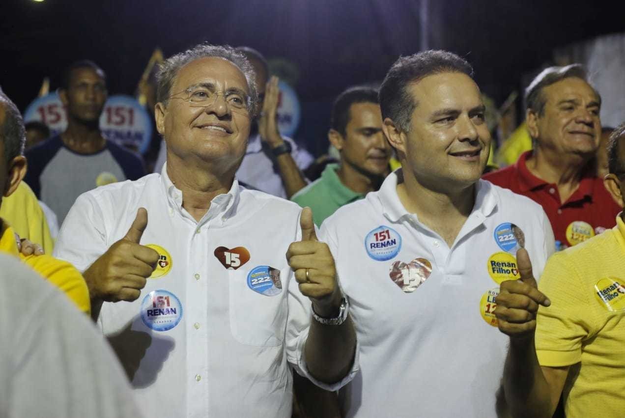 Renan Filho (MDB) - à direita, na foto com o pai Renan Calheiros (MDB) - deve se reeleger em primeiro turno. Ele tem 75 pontos percentuais de vantagem do segundo colocado na última pesquisa[fotografo]Reprodução[/fotografo]