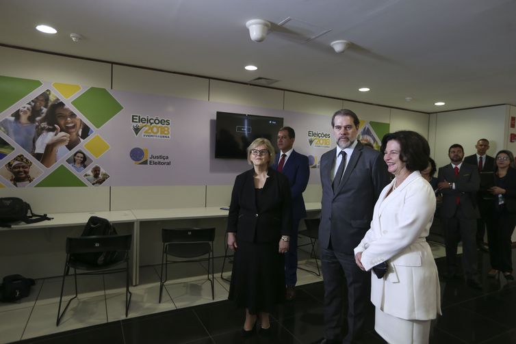 Os  presidentes  do  Tribunal  Superior  Eleitoral,  Rosa  Weber,  e  do  Supremo,  Dias  Toffoli,  e  a  procuradora-geral  eleitoral  Raquel  Dodge  visitam  o  Centro  de  Divulgação  das  Eleições  no  TSE[fotografo]Valter Campanato/Agência Brasil[/fotografo]