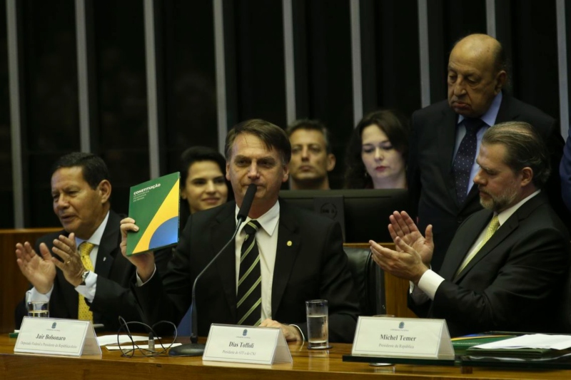 Bolsonaro faz o gesto que simboliza respeito à Constituição em solenidade que marcou os 30 anos da Carta Magna no Congresso[fotografo]Antonio Cruz / Agência Brasil[/fotografo]