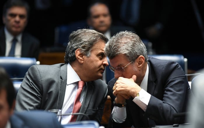 Senado. Aécio e Jucá, que votaram a favor do aumento, trocam confidências em plenário. Ao fundo, Cássio Cunha Lima e <a href=