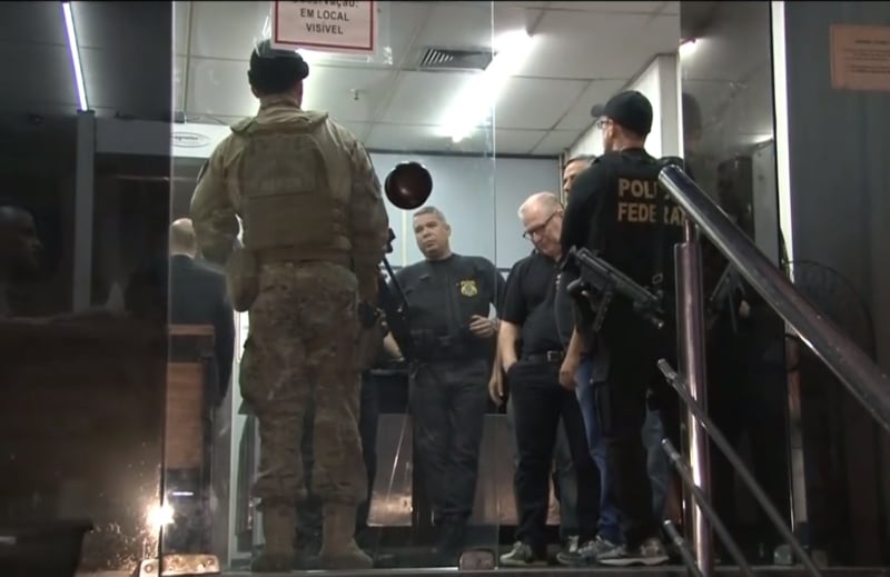 Policiais chegam à Alerj para cumprir ordens judiciais de diligências[fotografo]Reprodução / TV Globo[/fotografo]