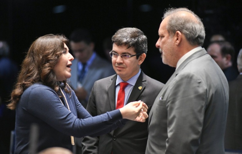 Autora de emendas de plenário, Simone troca ideias sobre a matéria com Randolfe e Armando Monteiro[fotografo]Jefferson Rudy / Agência Senado[/fotografo]