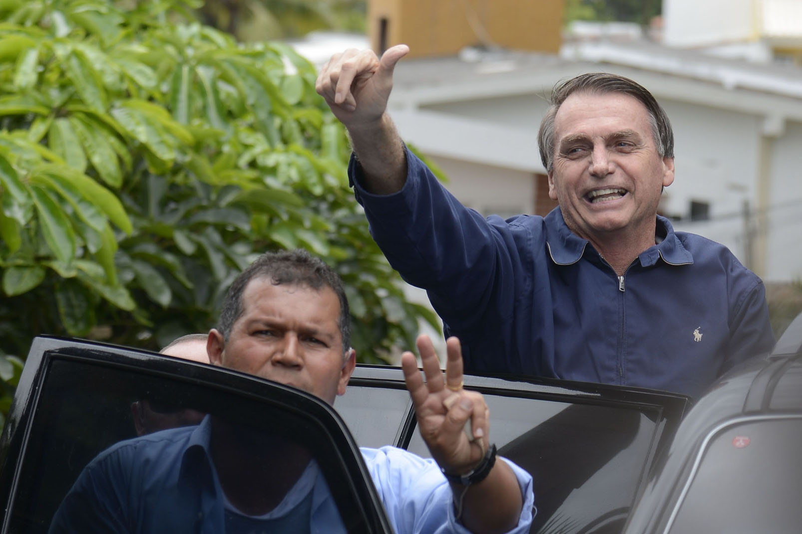 Bolsonaro cumprimenta apoiadores na saída do condomínio onde mora no Rio[fotografo]Tomaz Silva/Ag. Brasil[/fotografo]