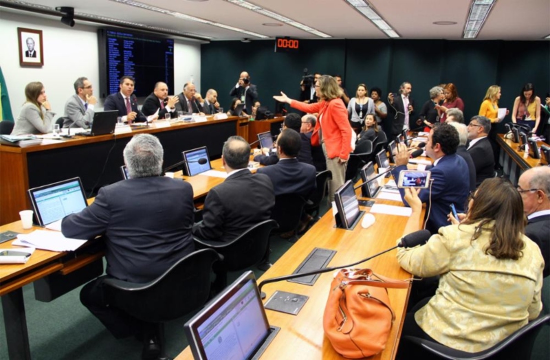 Maria do Rosário (de vermelho) se levantou para contestar o comando da comissão em um dos momentos tensos desta terça-feira (20)[fotografo]Vinicius Loures / Câmara dos Deputados[/fotografo]