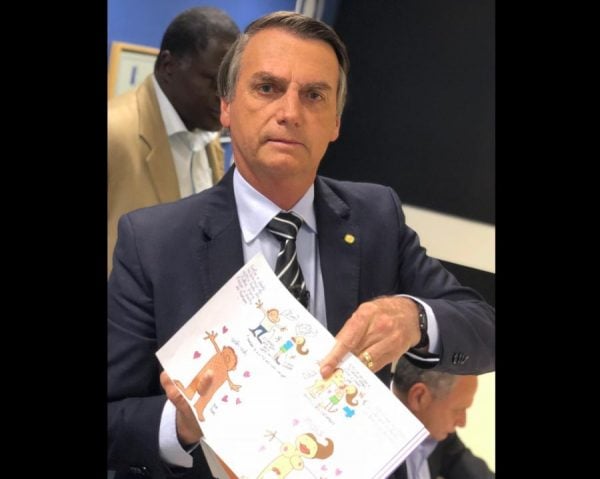 Bolsonaro mostra livro que, segundo o MEC, jamais foi distribuído nas escolas