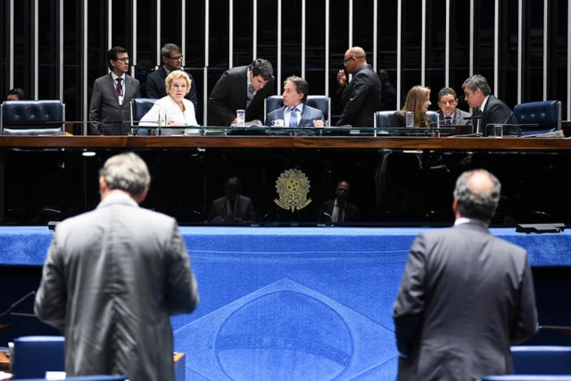 Com o aumento nos salários, que se reproduzirá nos rendimentos dos próprios senadores, o teto do funcionalismo passará de R$ 33,7 mil para R$ 39,2 mil