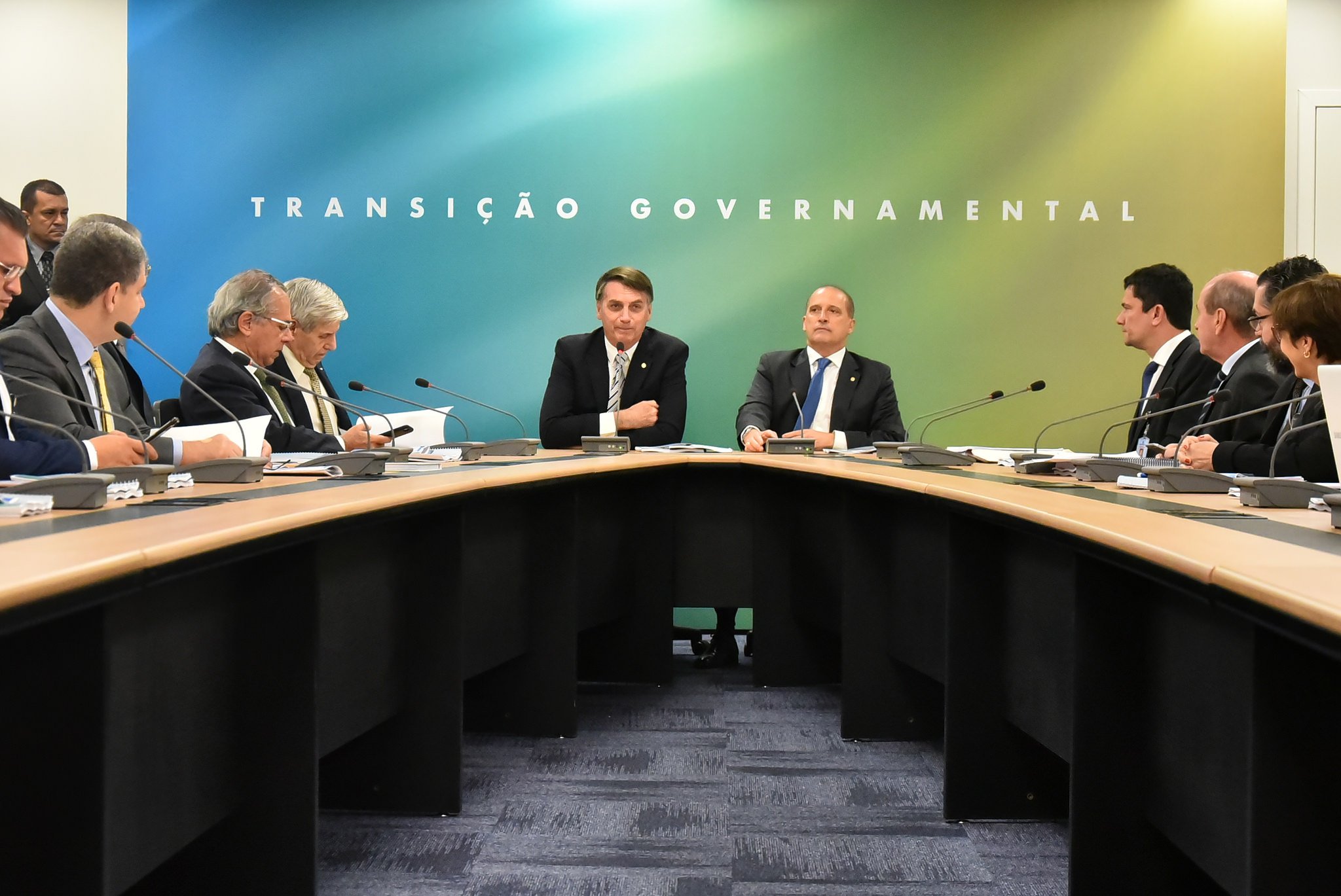 Bolsonaro em reunião com a equipe do governo de transição. Ao seu lado esquerdo, o futuro ministro da Casa Civil Onyx Lorenzoni. [fotografo]Rafael Carvalho/governo de transição[/fotografo]