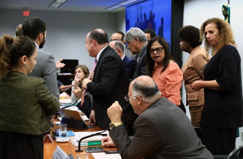 Presidente da comissão chegou a chamar segurança da Câmara para retirar parlamentares da frente da mesa[fotografo]Alex Ferreira / Câmara dos Deputados[/fotografo]