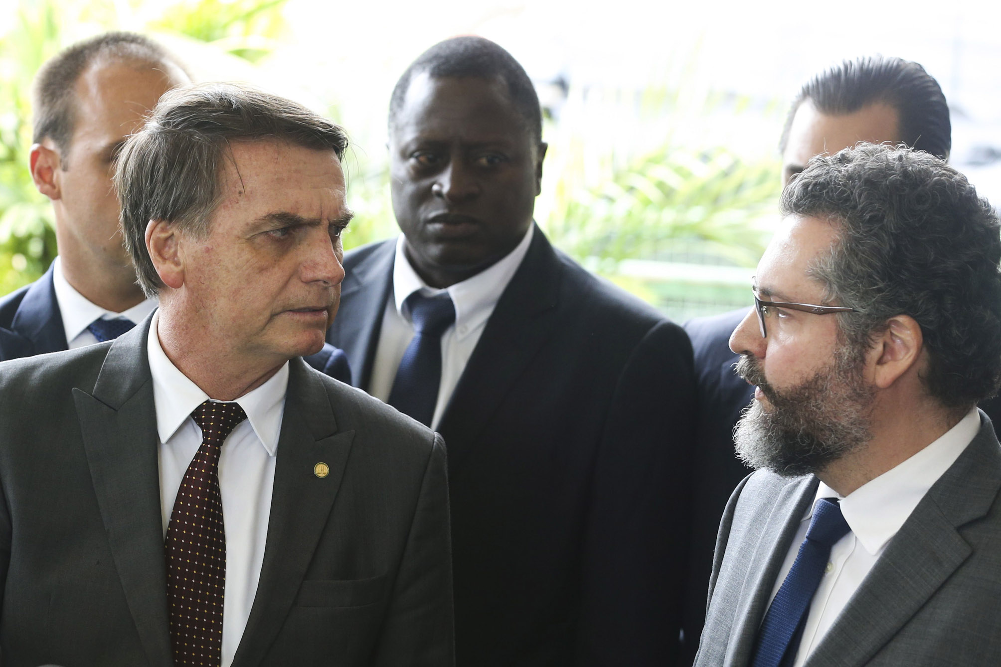 Bolsonaro e o futuro chanceler, Ernesto Araújo, na sede do governo de transição[fotografo]Valter Campanato/Agência Brasil[/fotografo]