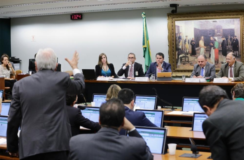 Deputados. Ivan Valente (em pé) e Marcos Rogério voltaram a trocar insultos na comissão especial[fotografo]Vinicius Loures / Câmara dos Deputados[/fotografo] 