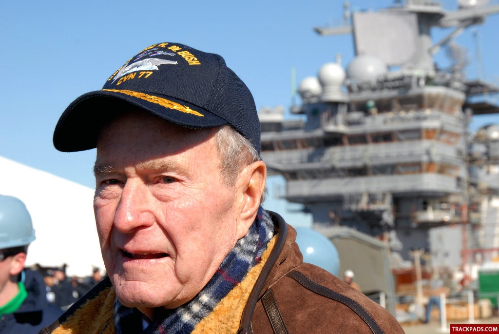 O ex-presidente George H. W. Bush em cerimônia na Virgínia. [fotografo]Narina Reynoso /Marinha dos EUA [/fotografo]