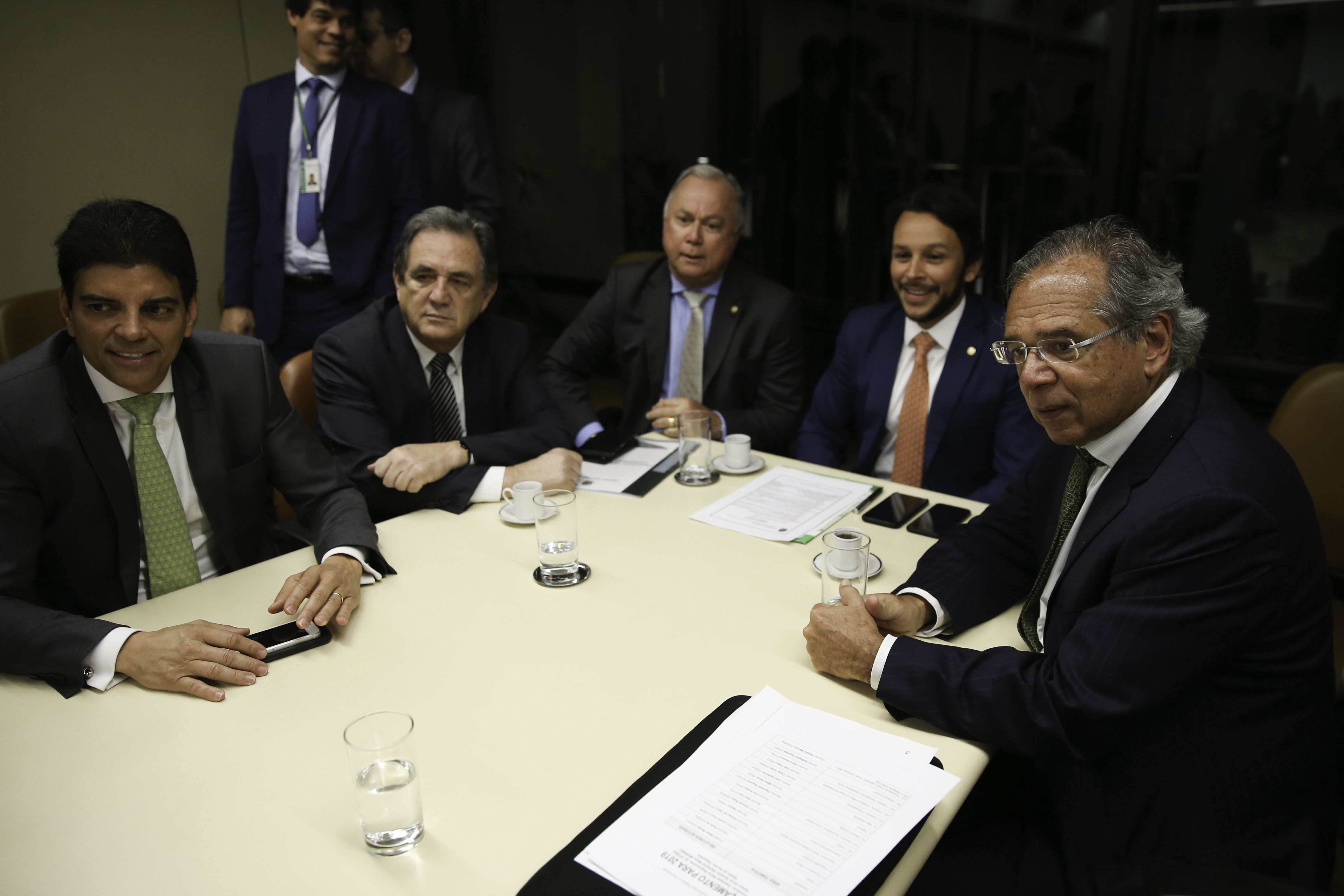 Guedes com parlamentares da Comissão de Orçamento: equipe econômica dependerá do humor do Congresso.[fotografo]Fabio Rodrigues Pozzebom/Agência Brasil[/fotografo]