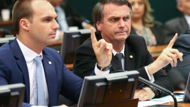 Eduardo e Bolsonaro em comissão da Câmara. [fotografo] Rodrigues Pozzebom / Agência Brasil[/fotografo]