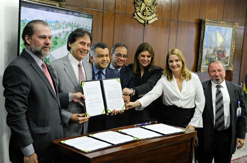 Toffoli, Eunício e diretores do Senado posam para a foto que marcou a assinatura do acordo de cooperação[fotografo]Jane de Araújo / Agência Senado[/fotografo]