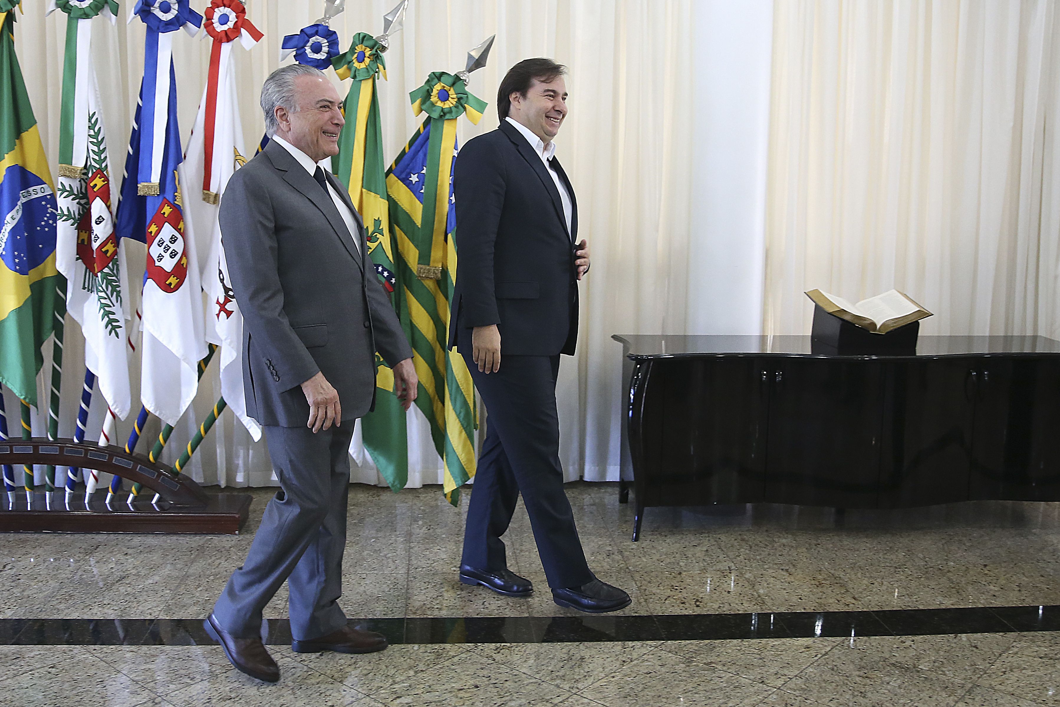 Temer transmite cargo de presidente a Maia antes de uma das viagens que fez ao exterior[fotografo]Antonio Cruz / Agência Brasil[/fotografo]