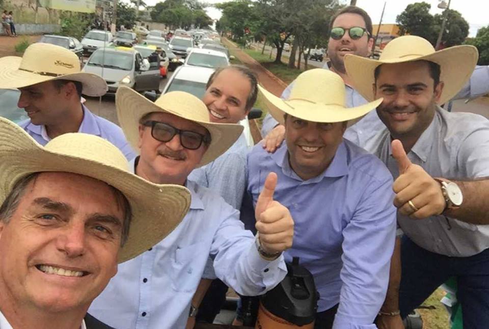 Bolsonaro posa com seus colegas ruralistas com o típico chapéu de boiadeiro. Foto: Reprodução