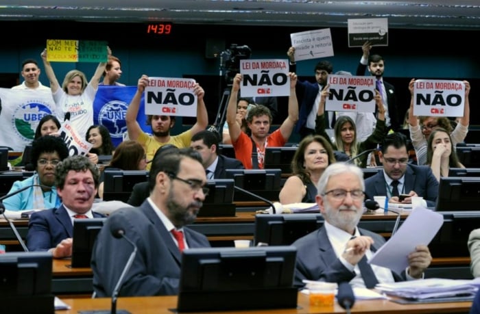 Manifestantes contra e a favor do projeto têm acompanhado discussões na comissão especial há meses