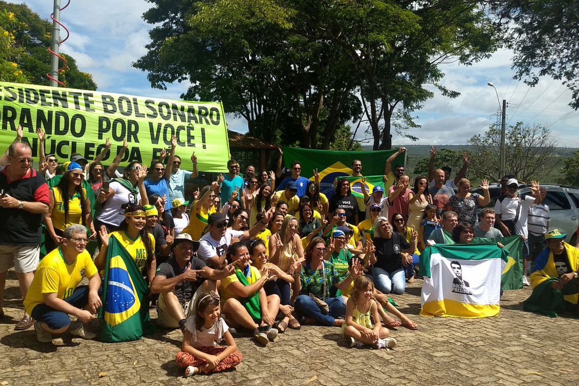 Grupo de cerca de 50 pessoas se reuniu para tentar ver o presidente eleito na Granja do Torto. Grupo de igreja de Brasília manifestou apoio com orações[fotografo]Andreia Vrdélio / Agência Brasil[/fotografo]