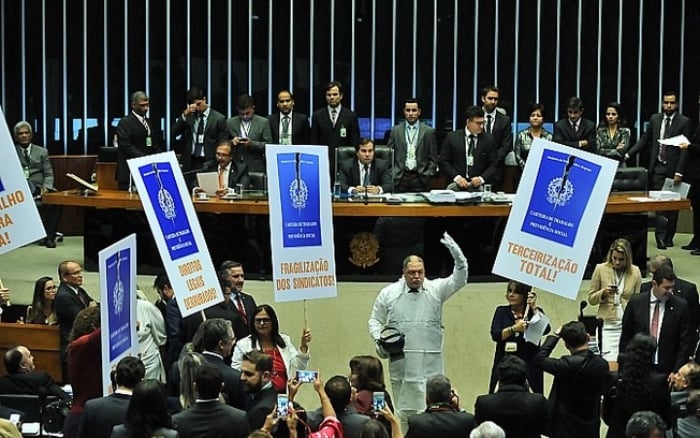 Governo Temer até conseguiu reforma trabalhista (na foto, no final de abril de 2017, deputados da oposição protestam em plenário), mas fracassou nas tentativas de reformar a Previdência