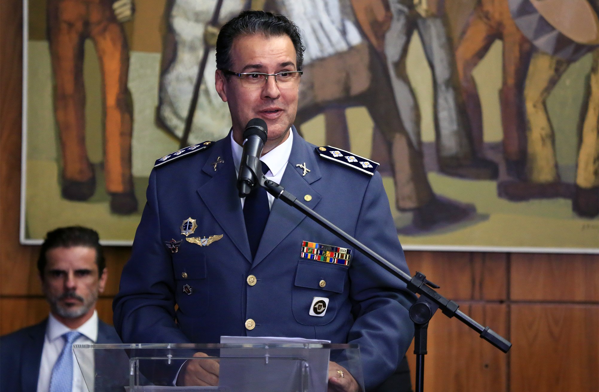 Capitão Augusto, líder da bancada da bala, afirma que a proibição põe em risco policiais ao votar, e inviabiliza o voto de militares em serviço. Foto: Alex Ferreira/Câmara dos Deputados