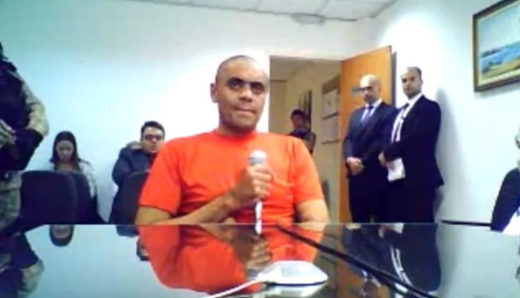 O juiz Bruno Savino, da 3ª Vara da Justiça Federal em Juiz de Fora (MG), absolveu Adélio Bispo de Oliveira, autor do ataque a faca contra o então candidato à Presidência da República Jair Bolsonaro durante a campanha eleitoral do ano passado. A decisão foi proferida após o processo criminal que considerou Adélio inimputável por transtorno mental.
[fotografo]Reprodução/YouTube[/fotografo]