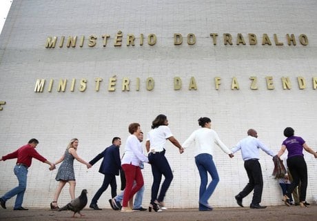 Servidores do Ministério do Trabalho deram abraço simbólico em sede para protestar contra extinção da pasta