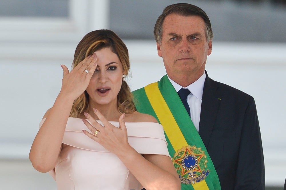 A primeira-dama Michelle Bolsonaro discursa em libras (linguagem de sinais destinada à comunidade surda) no Parlatório do Palácio do Planalto, antes do pronunciamento do presidente Jair Bolsonaro. Foto: Marcelo Camargo/ABr