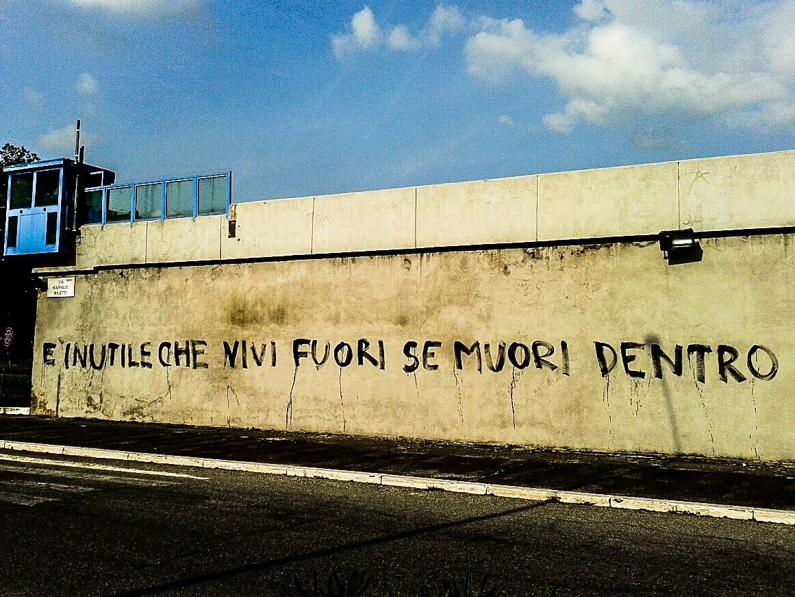 Mensagem de protesto no presídio Rebibbia, onde Battisti cumprirá sua pena à prisão perpétua nos arredores de Roma