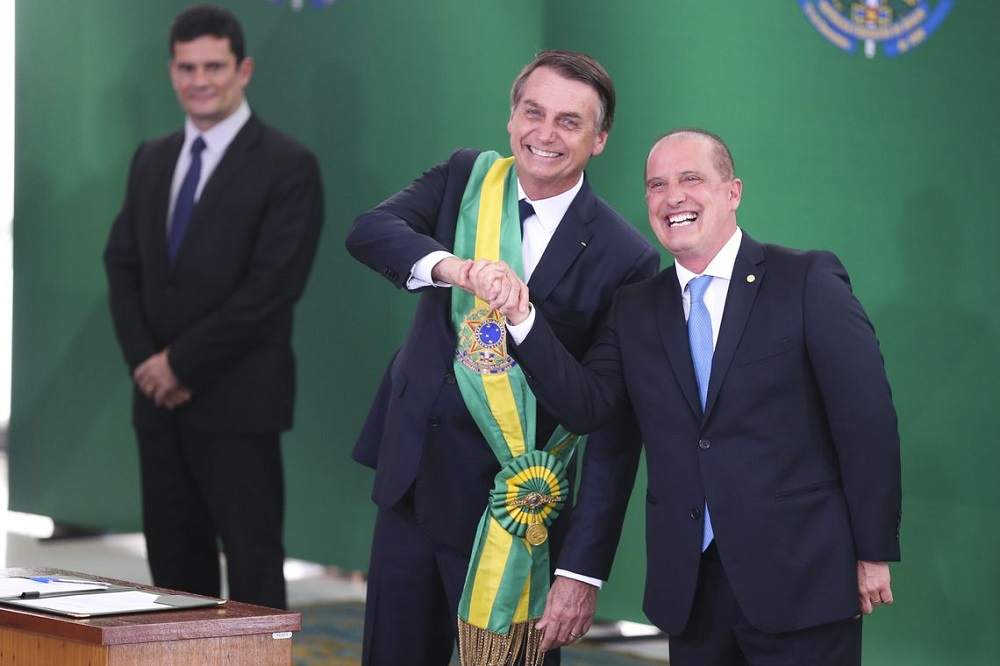 O presidente Jair Bolsonaro empossa o ministro da Casa Civil, Onyx Lorenzoni, durante cerimônia de nomeação dos ministros de Estado, no Palácio do Planalto. Foto Valter Campanato/Abr