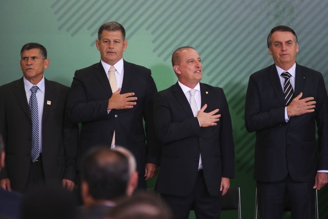 Presidente Jair Bolsonaro e os ministros da Secretaria de Governo, general Carlos Alberto, da Secretaria-Geral, Gustavo Bebianno, e da Casa Civil, Onyx Lorenzoni, durante solenidade de transmissão de cargos, no Palácio do Planalto[fotografo]Antonio Cruz/ABr[/fotografo]