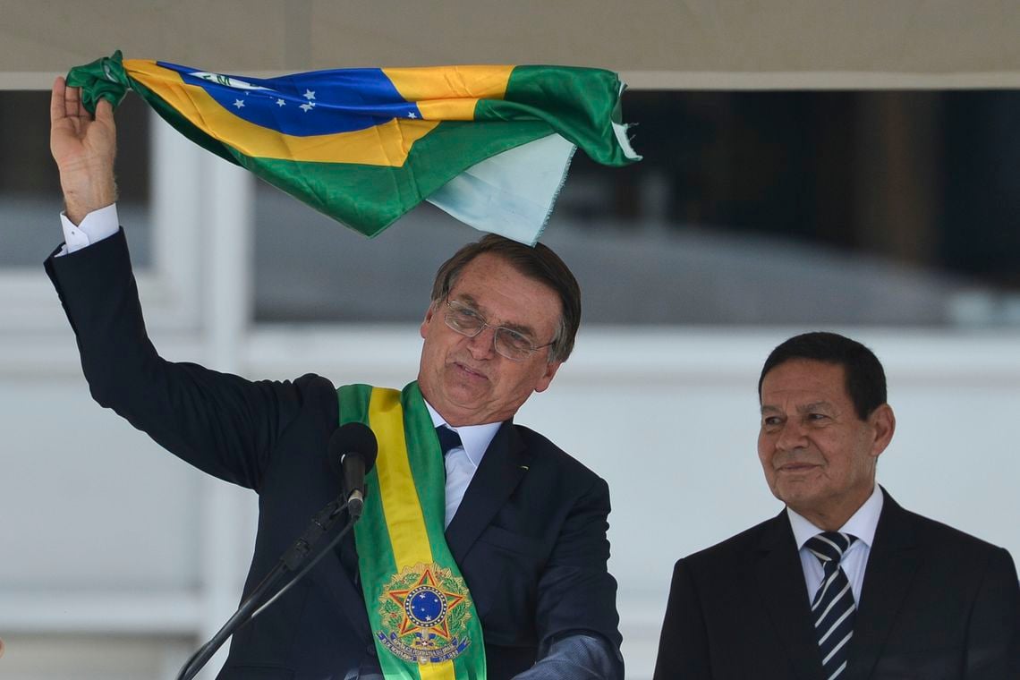 Bolsonaro e o vice-presidente Hamilton Mourão exibem uma bandeira nacional durante discurso no parlatório do Palácio do Planalto[fotografo]Marcelo Camargo/ABr[/fotografo]