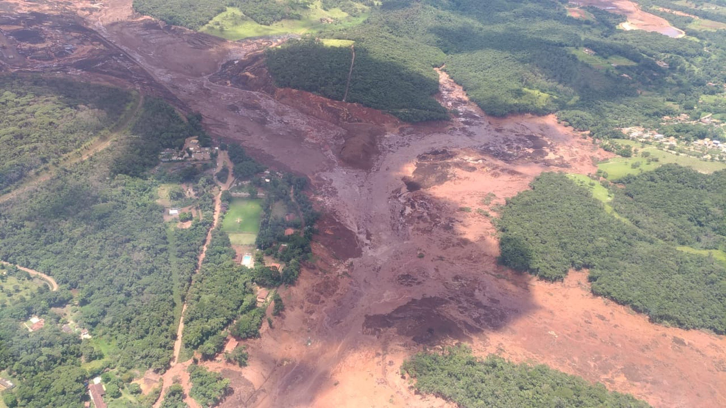 Imagem divulgada pelo Corpo de Bombeiros mostra lama avançando pela região de Brumadinho, próxima a Belo Horizonte[fotografo]Corpo de Bombeiros[/fotografo]