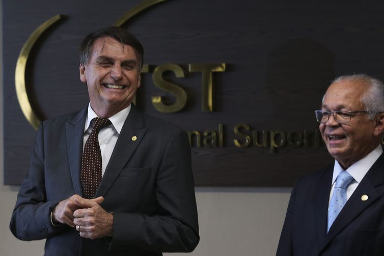 Bolsonaro e o presidente do Tribunal Superior do Trabalho (TST), ministro Brito Pereira, no TST, em novembro do ano passado[fotografo]Valter Campanato / Agência Brasil[/fotografo]