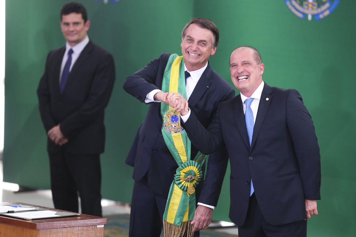 Bolsonaro na cerimônia de posse de seus ministros. Na foto ele aparece com dois de seus auxiliares mais importantes, Onyx Lorenzoni (Casa Civil) e Sérgio Moro (Justiça e Segurança Pública)[fotografo]Valter Campanato/ABr[/fotografo]