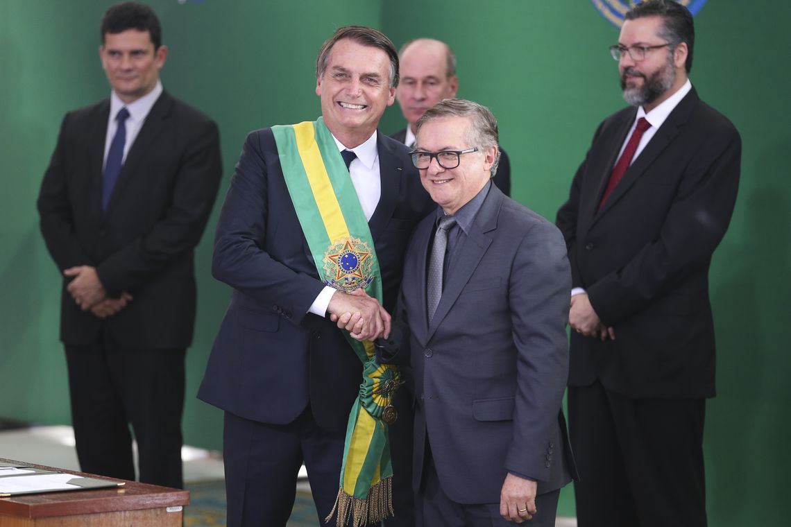 Bolsonaro e Velez culpam gestão anterior por alterações. O ex-ministro Rossieli Soares afirma que alterações não foram discutidas por sua equipe. Na imagem, ambos posam durante posse dos ministros em 1º de janeiro[fotografo]Valter Campanato / Agência Brasil[/fotografo]