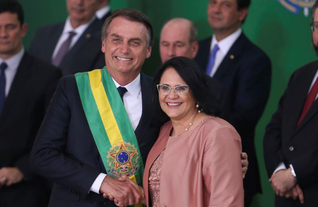 O presidente Jair Bolsonaro empossa a ministra da Mulher, Família e Direitos Humanos, <a href=