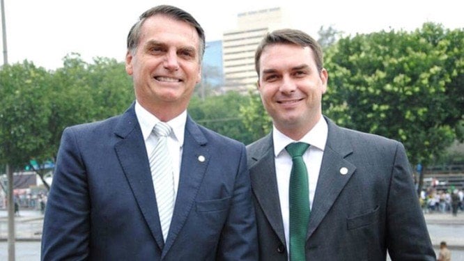 Presidente Jair Bolsonaro e seu filho, senador Flávio Bolsonaro. Ambos são suspeitos de terem participado de esquema ilegal de rachadinhas, na época em que Bolsonaro era deputado federal. [fotografo]PSL[/fotografo]