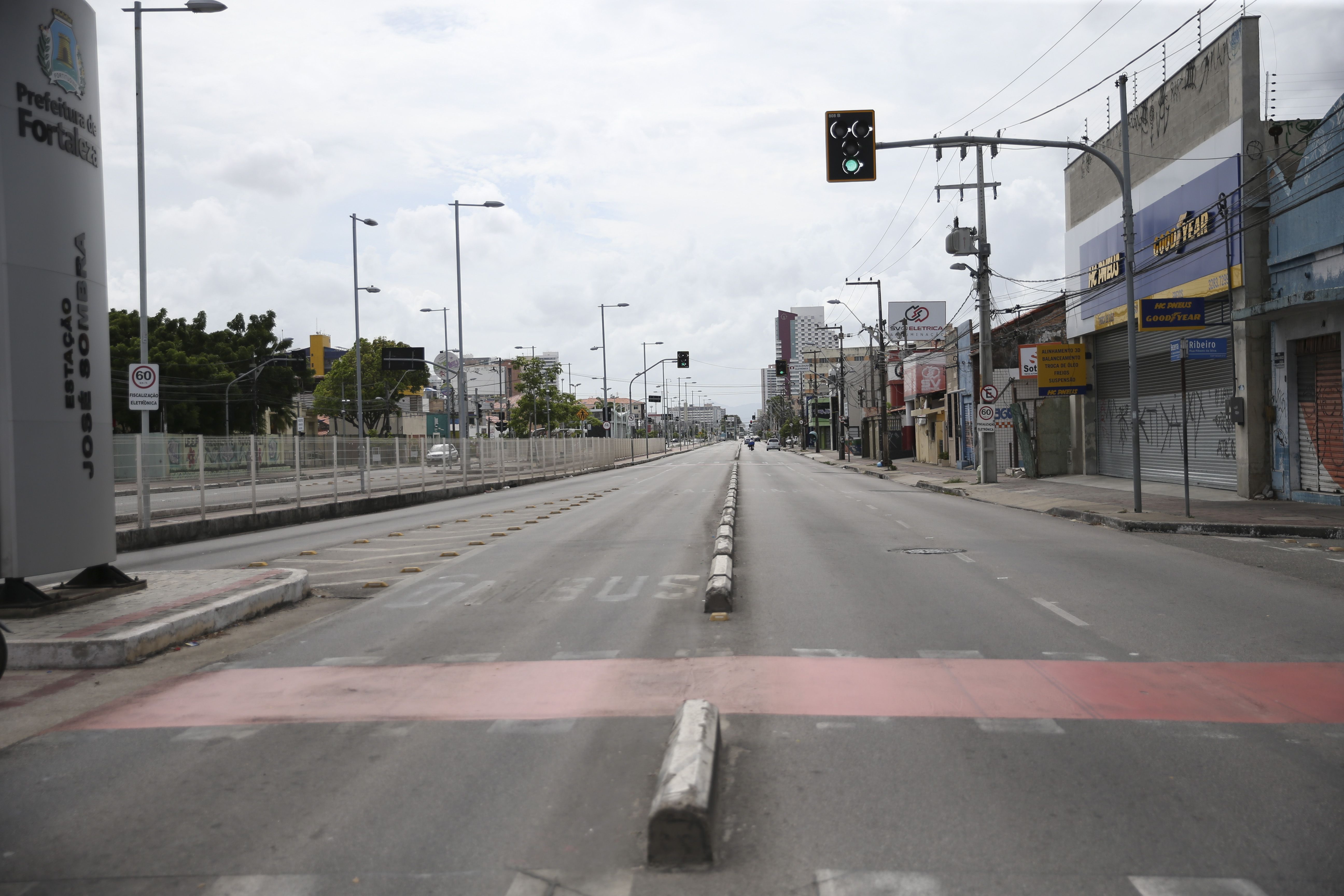 Ruas vazias, falta de transporte público, ataques José Cruz/Agência Brasil